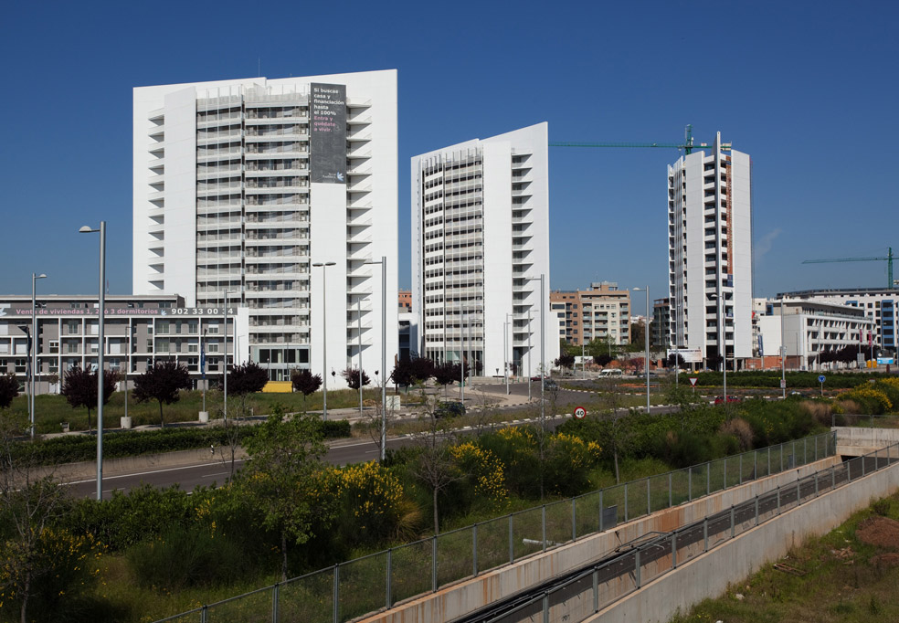 Vista del Parc Central en Torrent con edificios modernos y vegetación