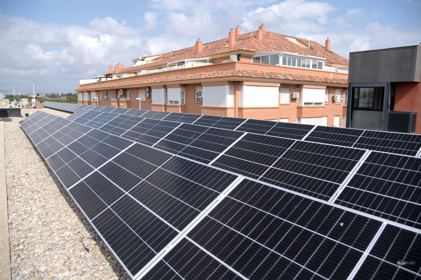Instalación de placas solares en el CEIP Lluís Vives de Paiporta