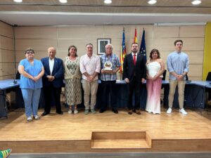 Entrega del Premi Farnals 2024 a Isidro Andrés Pérez Falaguera en un evento oficial.