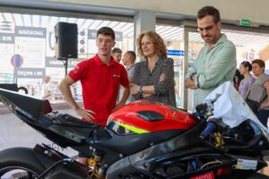 Marcos Ruda en un evento de homenaje tras su victoria en motociclismo