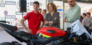 Marcos Ruda en un evento de homenaje tras su victoria en motociclismo