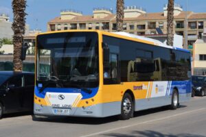 Autobús de TorrentBus estacionado en una calle de Torrent.