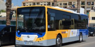 Autobús de TorrentBus estacionado en una calle de Torrent.