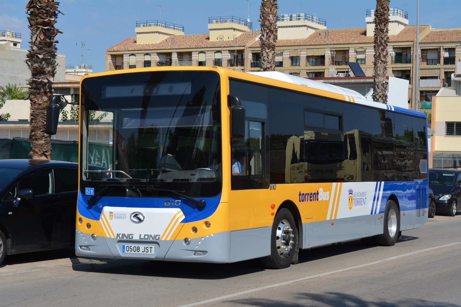 Autobús de TorrentBus estacionado en una calle de Torrent.
