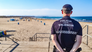 Agente de la Policía Local de Valencia en la playa supervisando la seguridad