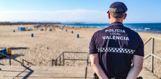 Agente de la Policía Local de Valencia en la playa supervisando la seguridad