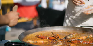 Chef preparando una paella con mariscos en el World Paella Day Cup