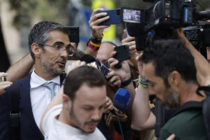 Jaime Campaner (i), abogado del futbolista del Valencia CF Rafa Mir, en una imagen de este miércoles. EFE/Kai Försterling