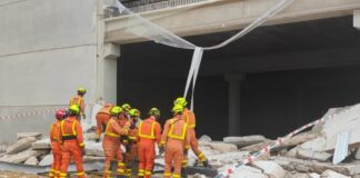 Bomberos trabajando en el rescate tras un accidente laboral en Paterna