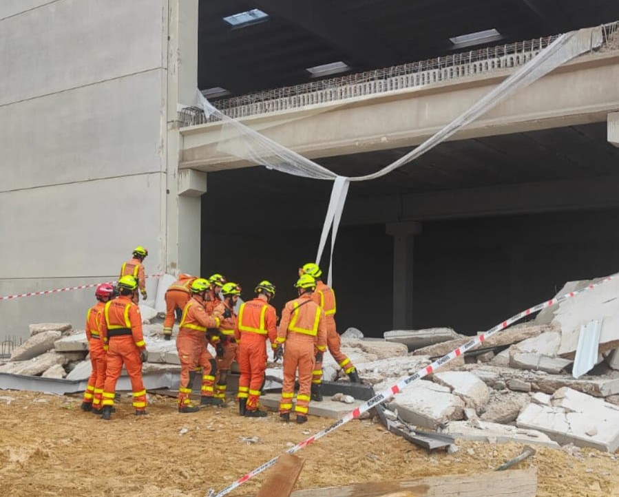 Bomberos trabajando en el rescate tras un accidente laboral en Paterna