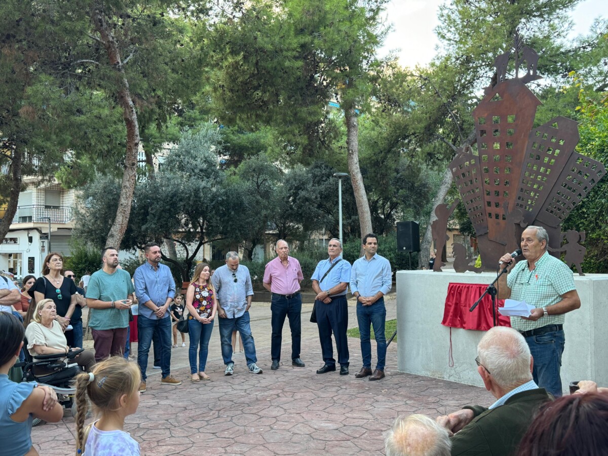 Acto de homenaje a los vecinos de Alborgí con la instalación de un monolito en el Parque de este barrio