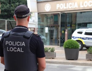 Agente de la Policía Local de Alaquàs frente a la comisaría