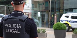 Agente de la Policía Local de Alaquàs frente a la comisaría