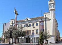 Edificio del Ayuntamiento de Quart de Poblet en un día soleado
