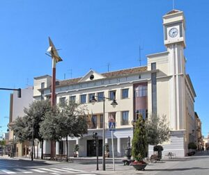 Edificio del Ayuntamiento de Quart de Poblet en un día soleado