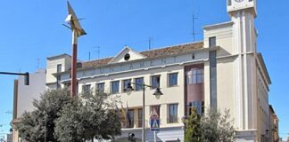 Edificio del Ayuntamiento de Quart de Poblet en un día soleado