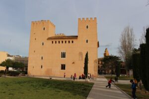 Vista del Ayuntamiento de Albalat de Sorells con niños jugando