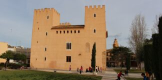Vista del Ayuntamiento de Albalat de Sorells con niños jugando
