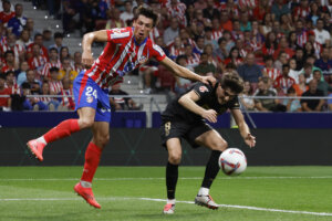 El defensa hispano-francés del Atlético de Madrid Robin Le Normand (i) disputa un balón ante el centrocampista español del Valencia CF Javier Guerra (d) durante el partido de la quinta jornada de LaLiga EA Sports entre el Atlético de Madrid y el Valencia CF, este domingo en el Cívitas Metropolitano de la capital española. EFE/ JJ Guillén