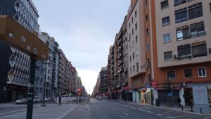 Vista de la Avinguda Pérez Galdós con edificios y semáforos