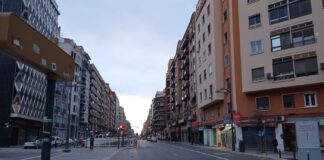 Vista de la Avinguda Pérez Galdós con edificios y semáforos