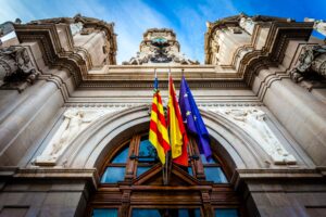 Vista del ayuntamiento de Valencia con banderas en el balcón