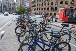 Bicicletas aparcadas en una calle de Valencia con edificios de fondo