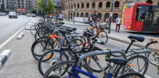 Bicicletas aparcadas en una calle de Valencia con edificios de fondo