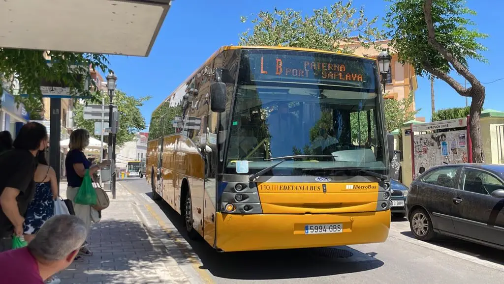 Autobús de Paterna a Port Saplaya en verano con pasajeros esperando