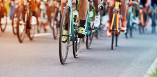 Ciclistas compitiendo en la Volta a València Women en Foios