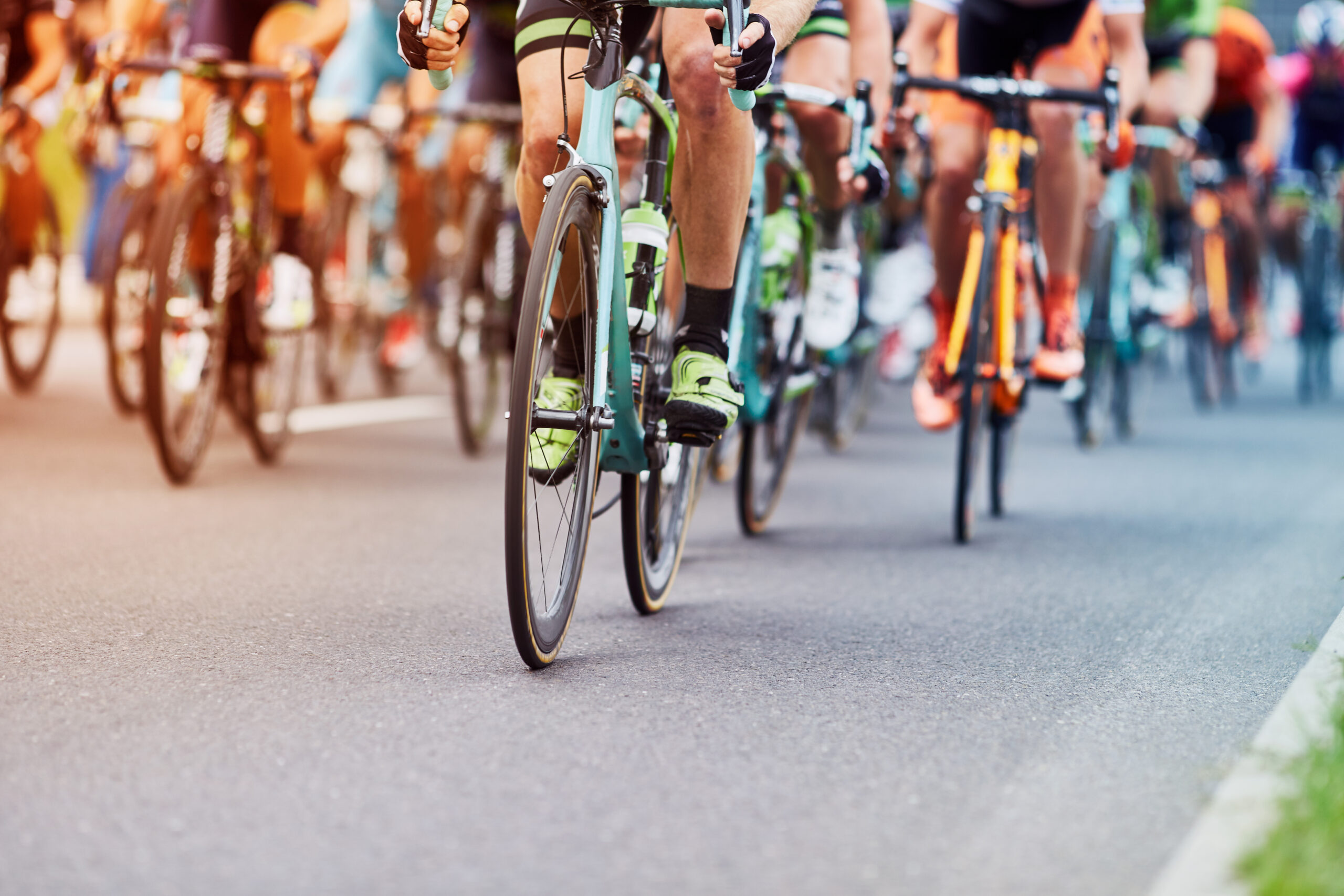 Ciclistas compitiendo en la Volta a València Women en Foios