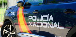 Coche de la Policía Nacional con colores distintivos en la puerta