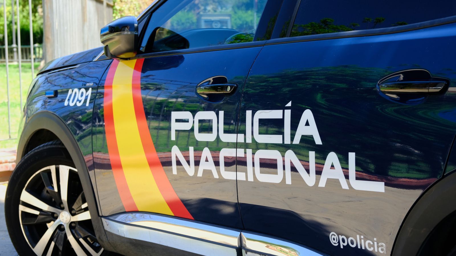 Vista lateral de un coche de la Policía Nacional en España