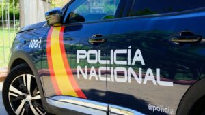 Coche de la Policía Nacional con colores distintivos en la puerta