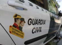Coche patrulla de la Guardia Civil con distintivos visibles