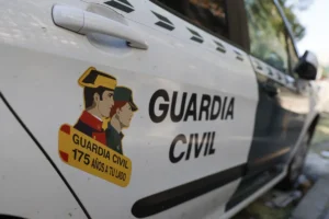 Coche patrulla de la Guardia Civil con distintivos visibles