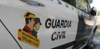 Coche patrulla de la Guardia Civil con distintivos visibles