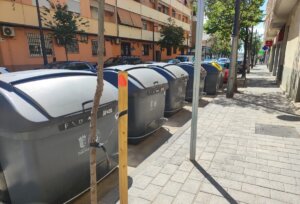 Contenedores ubicados en la calle Vicente Lerma en Paterna