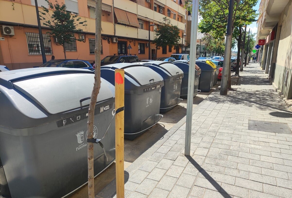 Contenedores ubicados en la calle Vicente Lerma en Paterna
