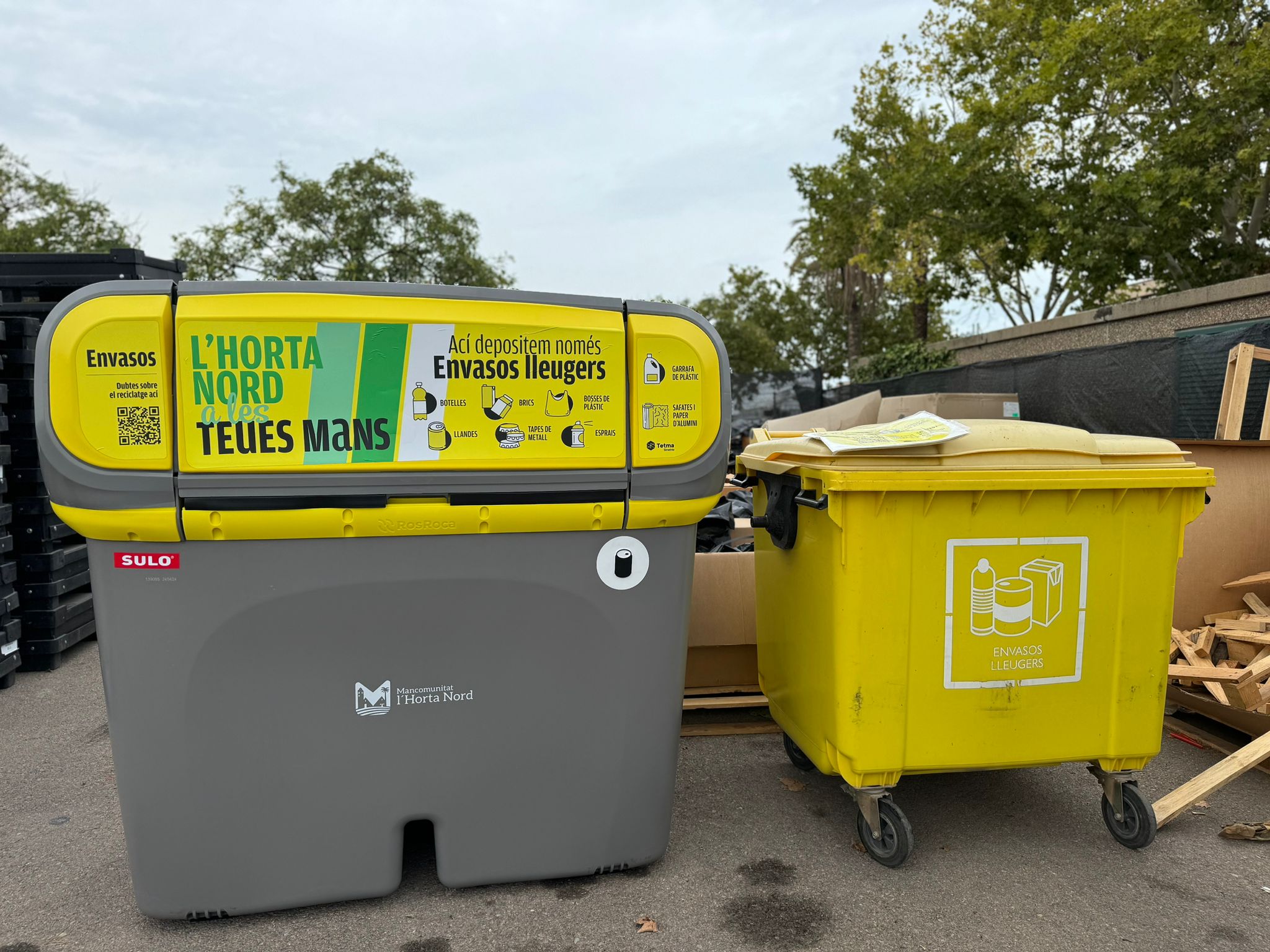 Contenedores de reciclaje amarillos en Quart de Poblet