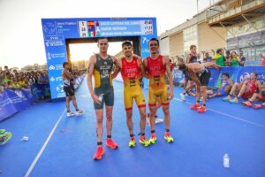 David Cantero (c), ganador de la prueba de la Copa del Mundo de triatlón de València, posa junto al australiano Callum McClusky (iz) y el murciano Sergio Baxte (dr), segundo y tercero, respectivamente, en una imagen facilitada por la Federación de Triatlón de la Comunitat Valenciana. EFE