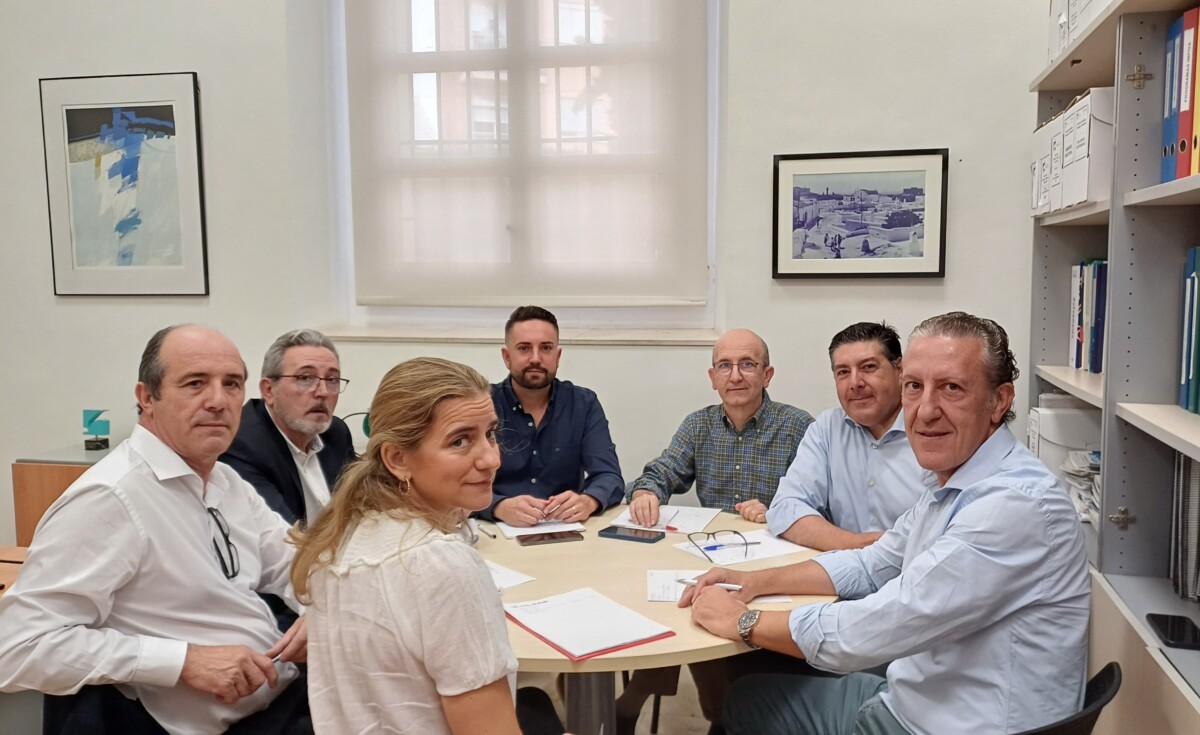 David Fortea junto con el Presidente y Junta Directiva de la EGM Asivalco-Fuente del Jarro y el coordinador de Promoción Económica del Ayuntamiento de Paterna