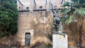 Escultura de bronce del Palleter en Valencia, figura histórica