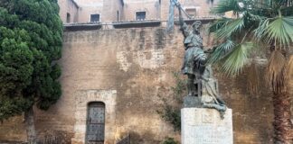 Escultura de bronce del Palleter en Valencia, figura histórica
