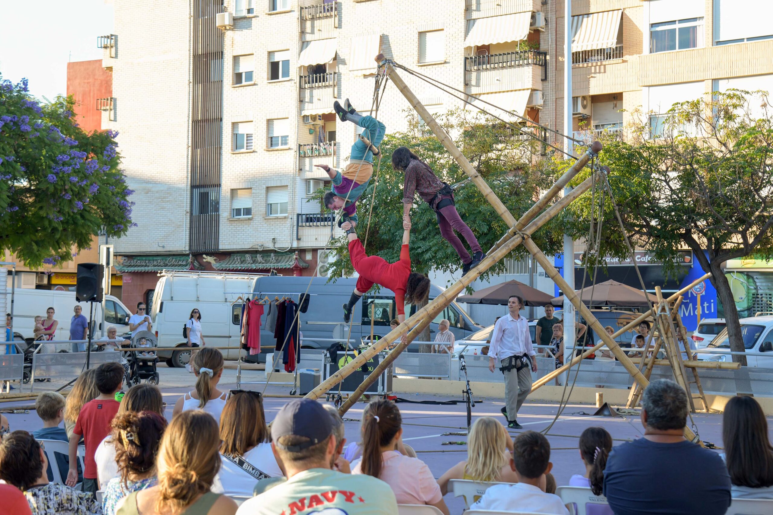 Espectáculo de circo en el Festival Valencirc de Paiporta con artistas en acción