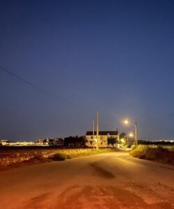 Iluminación en el camino de la Mar en Foios por la noche