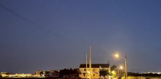 Iluminación en el camino de la Mar en Foios por la noche