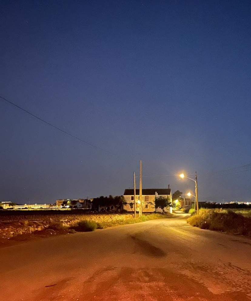 Iluminación en el camino de la Mar en Foios por la noche