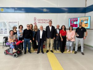 Presentación del sistema Navilens en Metrovalencia con asistentes y tecnología de accesibilidad