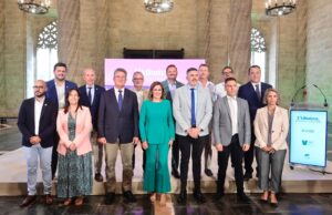Grupo de alcaldes en la Llotja de la Seda apoyando la Reserva de la Biosfera de la Albufera